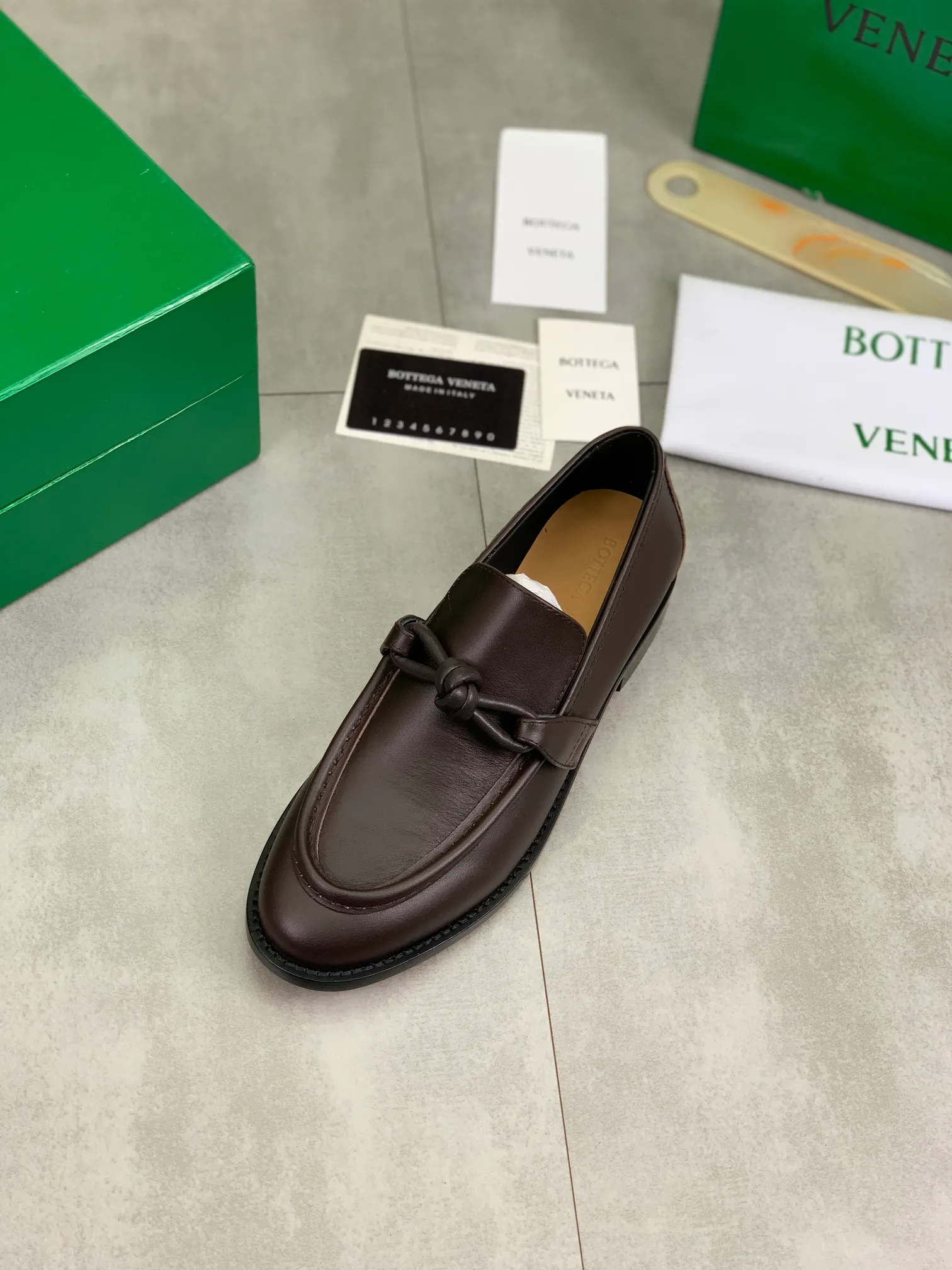 Men's shoes 💰P820 [New model] (genuine leather outsole) water-dyed cow lining 💰High-quality business couple leather shoes 💎💎💎 BOTTEGA VENETA official website synchronizes the latest top version of BV in the market, accept material comparison, shoe type comparison, process comparison, practical and textured, versatile and suitable for any occasion, the more you look at it, the more flavorful it becomes. Purely hand-knitted craftsmanship - Upper material, calfskin imported from Italy 🇮🇹 - High-quality water-dyed cowhide lining - Original private model customized leather outsole -Size: Female 35-39 (40 ordered) Male 39-44 (38 45 can be customized) Color: Multiple colors available